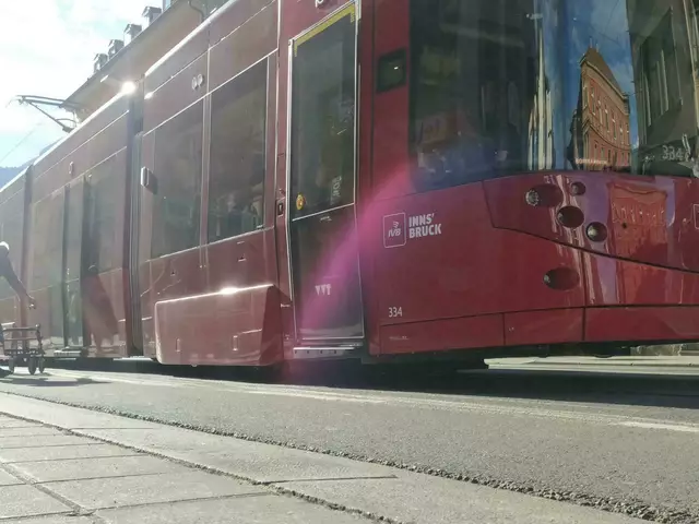 In Innsbruck nähe Höttinger Au kam es zu einem Verkehrsunfall mit einer Straßenbahn. Eine Passagierin der Bahn wurde dabei leicht verletzt. Es wird nach Zeugen gesucht. (Symbolfoto) | Foto: Michael Steger
