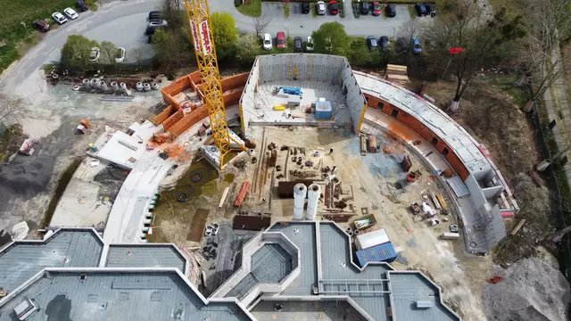 Neben der Bühne wird eine halbkreisförmige Wand mit einer Gesamthöhe von rund sechs Metern gebaut, die dem Schallschutz dient. | Foto: LIB
