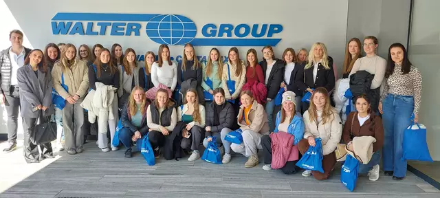 Beim Ausflug konnten die Schülerinnen des Elisabethinum sehen, wie jene Inhalte, die sie in der Schule lernen, in der Berufswelt angewandt werden. | Foto: Elisabethinum