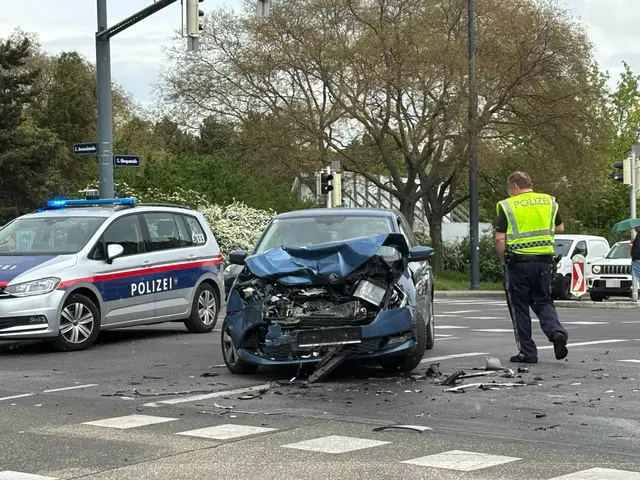 Es gab zwei Verletzte, der Bereich des Unfalls glich einem Trümmerfeld. | Foto: Valentina Marinelic/MeinBezirk