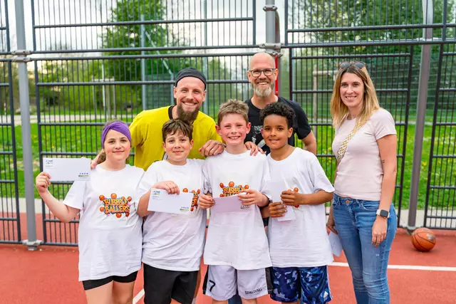 Basketballprofi Chris von Fintel, Sozialpädagoge Andreas Paradis vom Team Wels mobil und Projektleitung Tea Smit von der Sozialen Initiative mit ihren Schützlingen in der Noitzmühle. | Foto: SI