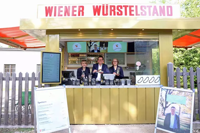 v. l.: Ottakringer Bezirksvorsteherin Stefanie Lamp, Stadtrat Jürgen Czernohorszky und Penzinger Bezirksvorsteherin Michaela Schüchner (alle SPÖ) im neuen Würstelstand auf den Steinhofgründen. | Foto: Stadt Wien/Martin Votava