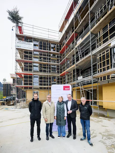 Die Vertreter der Gemeinde, Bauträger und beteiligte Firmen feierten. | Foto: NHT/Karg