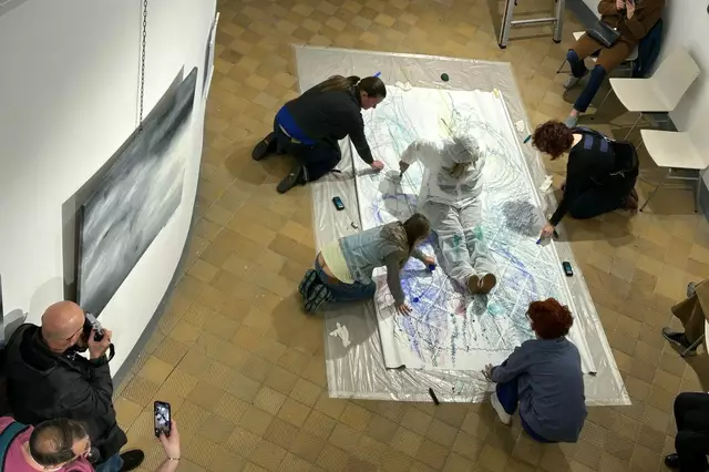 Liveperformance mit Irmgard Bebe, Gabriele Seeleitner und Besucher:innen