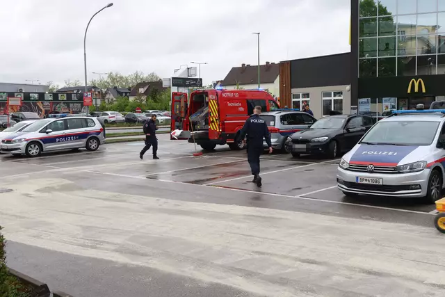 Wegen ausgelaufenen Öls musste der McDonald's-Parkplatz an der Welser Osttangente gesperrt werden, damit die Feuerwehr das Areal säubern konnte. | Foto: laumat.at