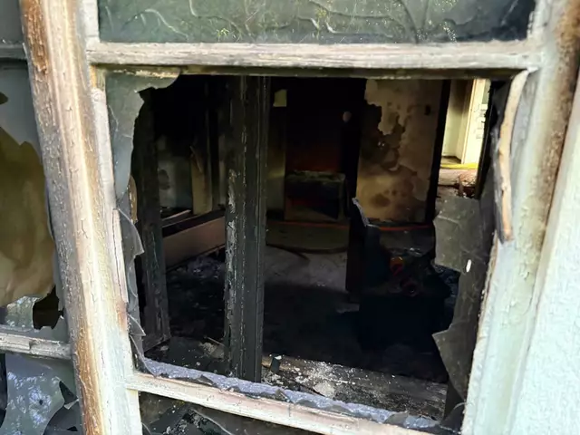 Dichter Rauch stieg aus einem leerstehenden Wohnhaus in der Marktgemeinde auf. | Foto: FF Gars am Kamp