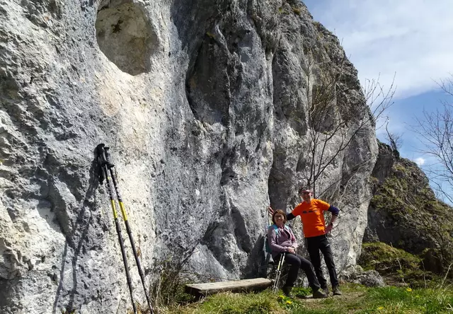 Bei der Lindauer Höhle am Fuß der Felswand 