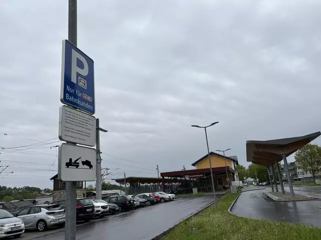 An einem Werktag kann es schwierig sein, einen Parkplatz auf der Park and Ride-Anlage zu ergattern.
Die GKB hat auf den Ausbau oder die Bewirtschaftung dieser Anlagen seit 2024 keinen Einfluss mehr.  | Foto: Susanne Veronik