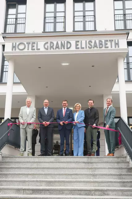 Offizielle Eröffnung des neuen Hotels Grand Elisabeth in Bad Ischl – v. l.: Mag. Herbert Ackerl (Vertreter der Eigentümer- und Errichtungsgesellschaft Bad Ischl HE GmbH), Carsten Schieck (CEO der Betreibergesellschaft Alpin Family), Wirtschafts- und Tourismus-Landesrat Markus Achleitner, Bürgermeisterin Ines Schiller, Philipp Zauner (Konditorei Zauner Bad Ischl und Vertreter der Eigentümer- und Errichtungsgesellschaft Bad Ischl HE GmbH), DI Josef Öhlinger (Baufirma Kieninger und Vertreter der Eigentümer- und Errichtungsgesellschaft Bad Ischl HE GmbH). | Foto: Land OÖ/Denise Stinglmayr