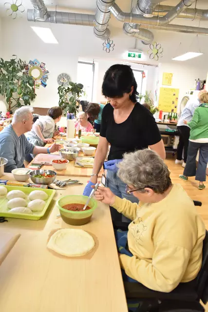 Beim gemeinsamen Pizzabacken | Foto: Huber