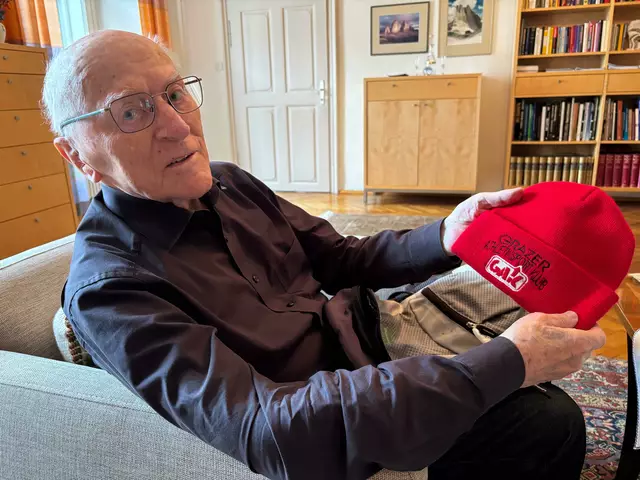 Rüstiger Theologe und ewiger GAK-Fan: MeinBezirk hat Domprobst Leopold Städtler in seiner Wohnung in der Bürgergasse besucht. | Foto: Christoph Lamprecht