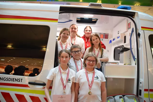 Das Team des Gym Tamsweg: Isabella Pagitsch, Amelie Kocher (vorne v.li), Lena Kocher, Noah Perner, Hanna Krabath, Lea Brugger, Emily Merhaut-Weirer (v.li) | Foto: Rotes Kreuz Lungau