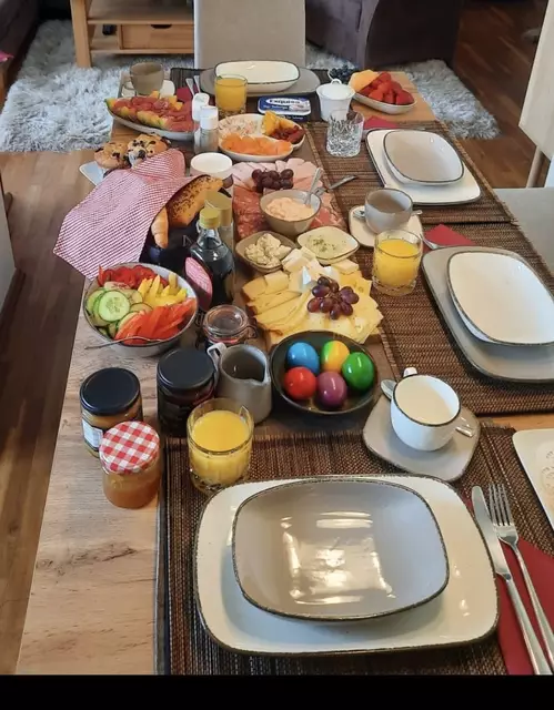 Private Brunch zuhause mit Freunden und Familie sind ein absoluter Trend geworden. Früher war es das Mittagessen bei Mama oder Oma, nun ist es der gemeinsame Brunch. | Foto: Schrofner