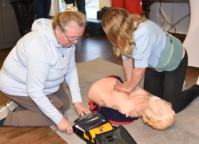 Schulung am Defi – lebensnah und praxisorientiert. | Foto: Herbert Schleich