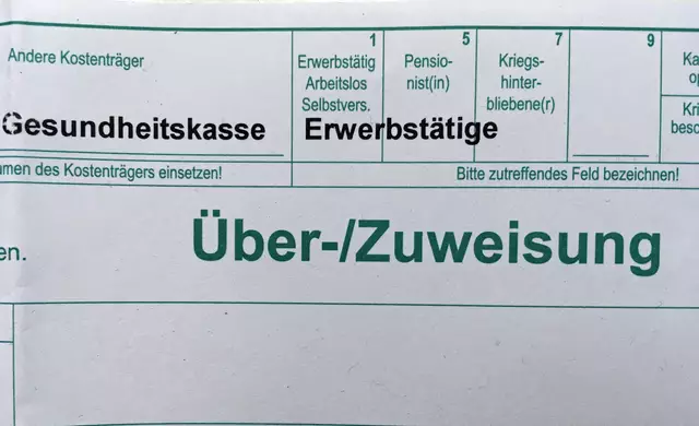 Sie spricht sich für die Überweisungspflicht aus.