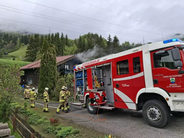 Durch die schnell eingesetzten Atemschutztrupps konnte ein Übergreifen auf den Dachstuhl verhindert werden.  | Foto: Freiwillige Feuerwehr Bruck