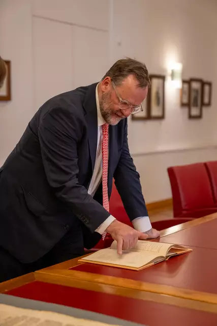 Sepp Schellhorn beim Studieren des historischen Staatsbudgets. | Foto: Gilian Scharf