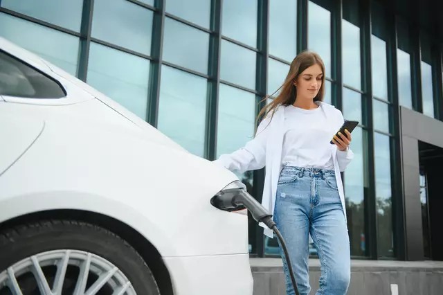 Auf langen Strecken mit dem Elektroauto bieten sich Pausenzeiten gleichermaßen als sinnvolle Ladezeiten an. Mit Apps kann man schon vor der Abfahrt geeignete Ladepunkte planen. | Foto: Panthermedia