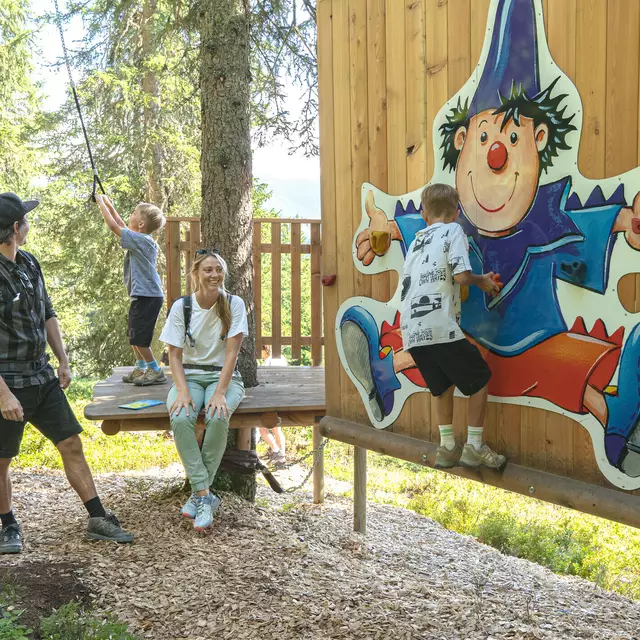 Montelinos Erlebnisweg: In Saalbach Hinterglemm erwartet Familien die Geschichte des Clowns Montelino, der sein Lächeln verlor. | Foto: karinpasterer.com