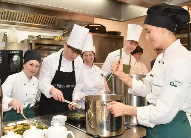 Schüler:innen der Tourismusschule Retz im Einsatz – volle Konzentration beim Anrichten. | Foto: Herbert Schleich