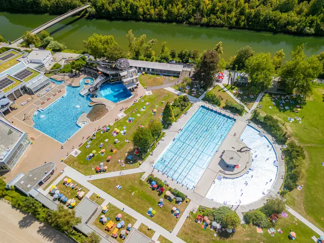 Damit der Außenbereich des Welldorados im Sommer wieder so strahlt, sind seine Mitarbeiter aktuell voll im Putz-Modus. | Foto: Stadt Wels