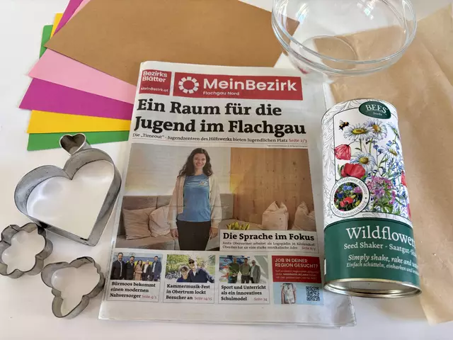 Für die Muttertagskarte mit dem Herz aus Pappmache benötigst du die MeinBezirk Zeitung aus  deinem Bezirk, eine kleine Schüssel mit heißem Wasser, ein Sieb, einen Keksausstecher in Form eines Herzes, Samen der Lieblingsblumen deiner Mama und eventuell buntes Bastelpapier und einen Stift. | Foto: ckz
