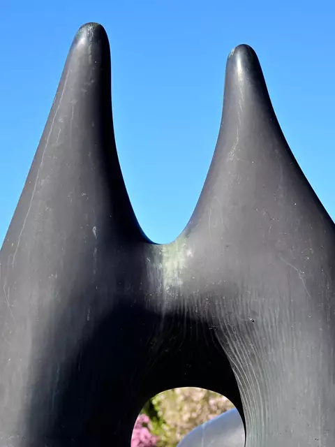 Die "Köpfe" sind als Menhir-ähnliche Hälse ausgearbeitet. | Foto: Hans-Peter Kriener
