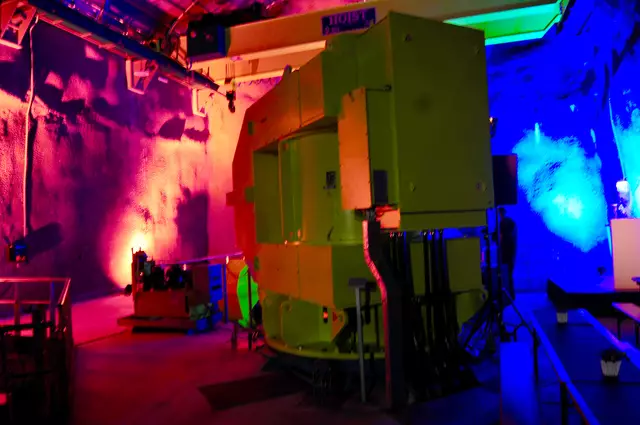 Keine Tochno-Location – aber die Kaverne würde sich mit dieser Beleuchtung wohl auch dafür bestens eignen. | Foto: Hassl