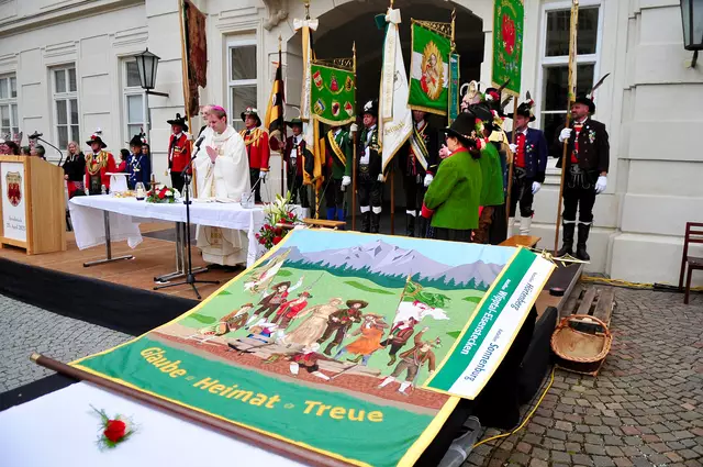 Die erste Fahne des Schützenviertels Tirol Mitte wurde im Rahmen eines feierlichen Gottesdienstes gesegnet. | Foto: Hassl