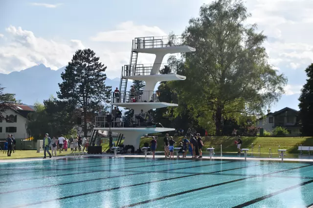 Schwimmbaderöffnung am 8. Mai: Neue Liegen und Sitzgelegenheiten warten auf die Gäste im Haller Freischwimmbad. | Foto: Kendlbacher