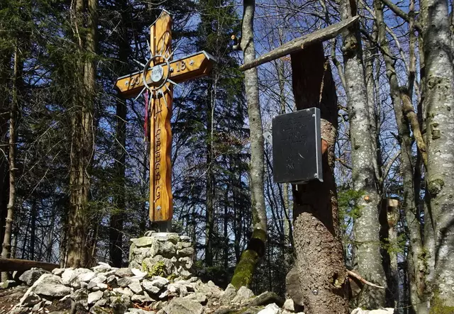 Das schöne Gipfelkreuz auf dem unscheinbaren Hiebberg
