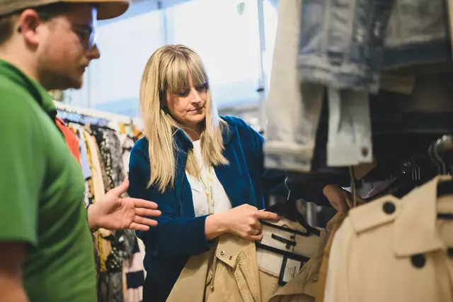 Lukas Millinger (l.) und Ulli Meinhart (r.) beim Second-Hand-Shop im Kleinstadtbiotop.  | Foto: Kleinstadtbiotop/Koller