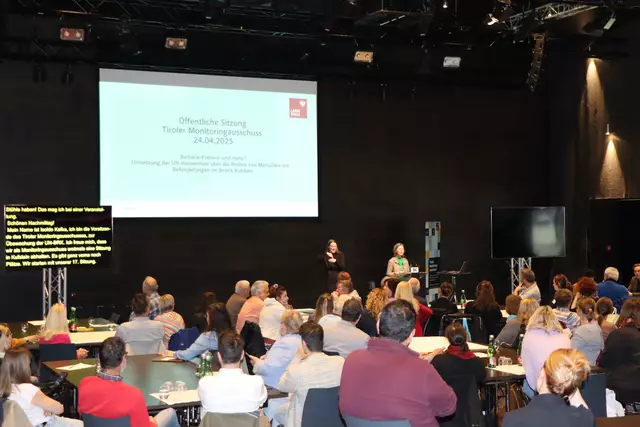 Der Tiroler Monitoringausschuss lud am 24. April zur öffentlichen Sitzung ins Kulturquartier Kufstein, wo die Sitzplätze restlos gefüllt waren.  | Foto: Nimpf