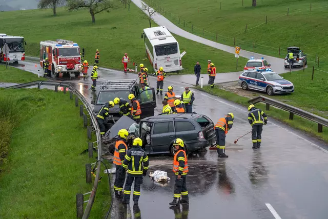 Die Feuerwehren führten die Aufräumarbeiten durch. | Foto: Team Fotokerschi.at/Martin Scharinger