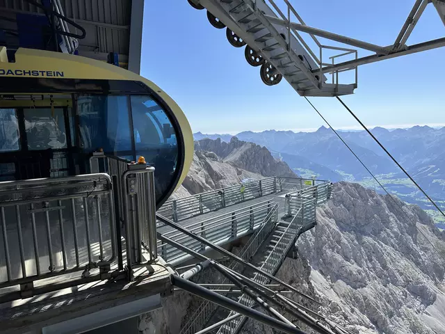 Start der Sommersaison: Die Dachstein-Gondel nimmt am 10. Mai wieder den Betrieb auf. | Foto: Schneeberger