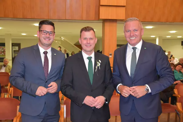 FPÖ-Landesparteiobmann und Landeshauptmann Mario Kunasek (r.). sowie Bezirksparteiobmann und LAbg. Gerhard Hirschmann (l.) zählten zu den ersten Gratulanten des neuen Leibnitzer Bürgermeisters Daniel Kos. | Foto: Waltraud Fischer