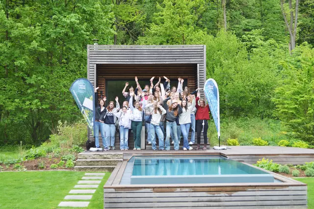 Die Schülerinnen waren am Girls Day beim Naturpool-Spezialist Biotop zu Gast. | Foto: Biotop GmbH