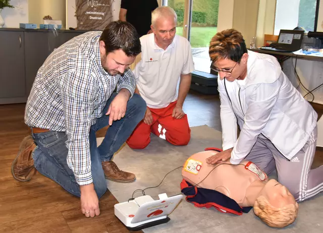 Der Defibrillator führt automatisch durch die Anwendung - Markus Baier und Marie-Luise Theuerer
 | Foto: Herbert Schleich