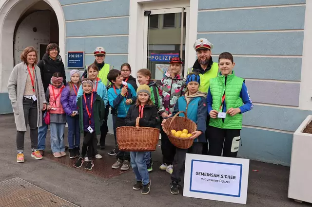 Die Kinder mit ihren Körben voller "Geschenke" für die Autofahrer. | Foto: BPK Bruck-Mürzzuschlag