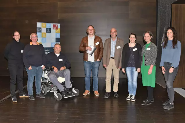 Die Mitglieder des Tiroler Monitoringausschusses mit Isolde Kafka (Vorsitzende, 2. v. r.) und Barbara Pedroso de Vasconcelos (stv. Vorsitzende, 1. v. r.). | Foto: Land Tirol/Dorfmann