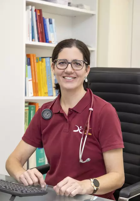 Karin Spechtler, Ärztin aus der Stadt Salzburg, setzt auf die Orthomolekulare Medizin, im Unterschied zu vielen ihrer Kollegen, die dem noch skeptisch gegenüber stehen: "Die hochdosierten Infusionen sind ein optimaler Weg, um einen Nährstoffmangel rasch und wirkungsvoll aufzufüllen." | Foto: Andreas Kolarik