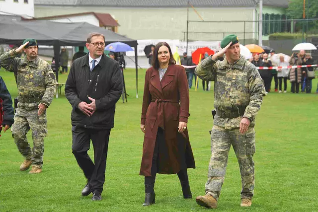 Abschreiten der angetretenen Front durch Bgm. Anton Szmolyan, Landtagspräsidentin Astrid Eisenkopf und Kommandant Christian Luipersbeck.