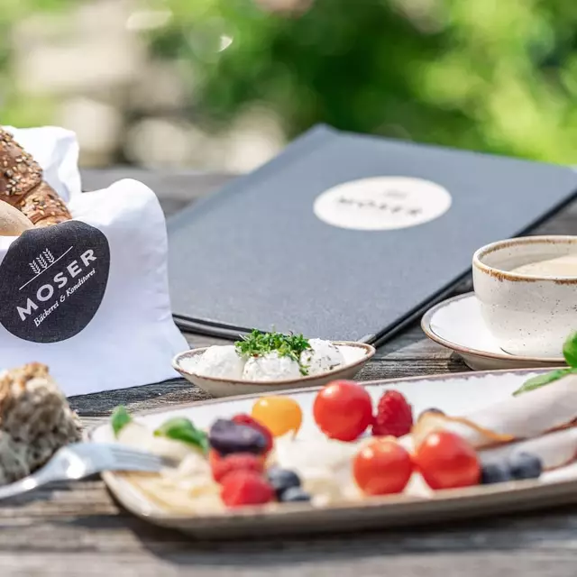 Das „Sommerfrühstück“ bei der Bäckerei Moser: knuspriges Gebäck, Früchte und Frischkäse. | Foto: Bäckerei &amp; Konditorei Moser