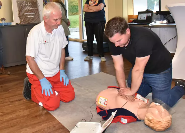 Herz-Druck-Massage: Jeder kann Leben retten. | Foto: Herbert Schleich