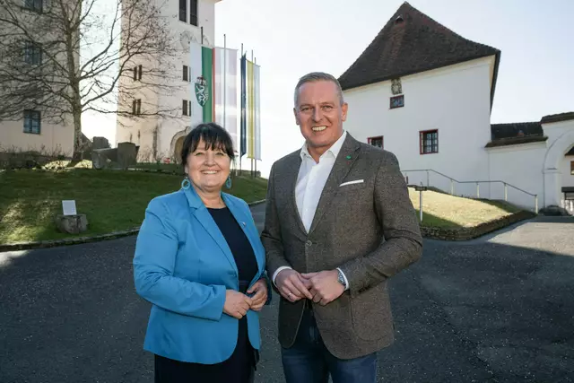 LH Mario Kunasek (FPÖ) und LH-Stv. Manuela Khom (ÖVP) verkündten am Sonntag das Aus des Luftschutz-Hunderters – ein Vorhaben, das bereits im Rahmen der Regierungsklausur in Seggauberg gefasst wurde.  | Foto: Land Steiermark/Resch