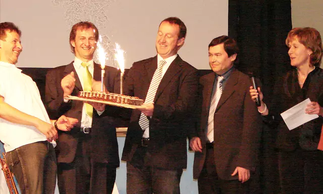 Eine Torte statt vieler Worte: Dir. Edith Weiß ließ es zum Geburtstag für ihre Kollegen so richtig knallen. | Foto: Seyer