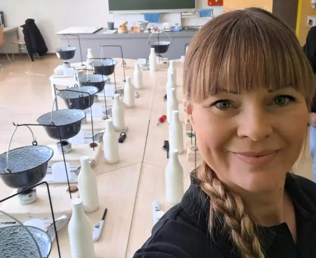 Jeder Kursteilnehmer hat seinen eigenen kleinen Sennkessel in Miniaturausführung.