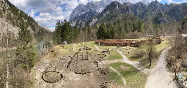 Nach mehr als 20 Jahren wurde eine Neugestaltung notwendig: Das Erlebniszentrum Weidendom mit Blick auf die Hochtorgruppe | Foto: Martin Hartmann