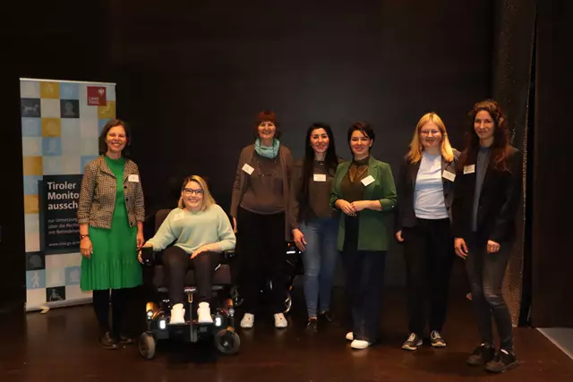 Die ReferentInnen der öffentlichen Sitzung, v. l. Isolde Kafka (Vorsitzende Tiroler Monitoringausschuss), Christina Ritzer, Regina Tima (Nutzer:innen Vertretung Tirol), Sevencan Meral und Victoria Da Costa (Stadtgemeinde Kufstein), Alexandra Stürzl (Gemeinde Ebbs) und Barbara Pedroso de Vasconcelos (stv. Vorsitzende Tiroler Monitoringausschuss). | Foto: Nimpf