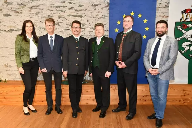 Der Gemeindevorstand in Neumarkt, v.l. GK Petra Kaiser-Salzer, Vizebgm. Gerhard Hörmann, BH Peter Plöbst, Bgm. Josef Maier, Vizebgm. Kurt Kreinbucher und weiteres Vorstandsmitglied Otto Deweiss-Weidlinger. | Foto: Anita Galler
